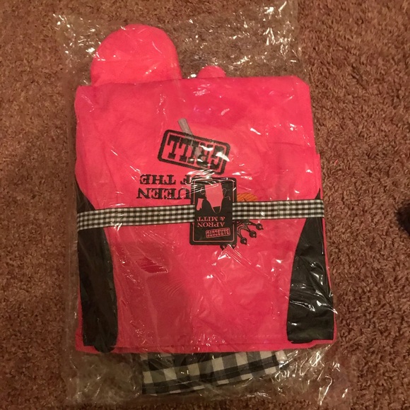 Factory sealed. Queen of the Grill. Apron and Mitt set - Picture 5 of 6